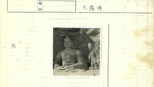 悬崖石雕佛像与孩童.jpg