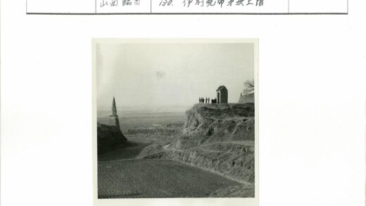 悬崖观景台远眺田野与塔.jpg