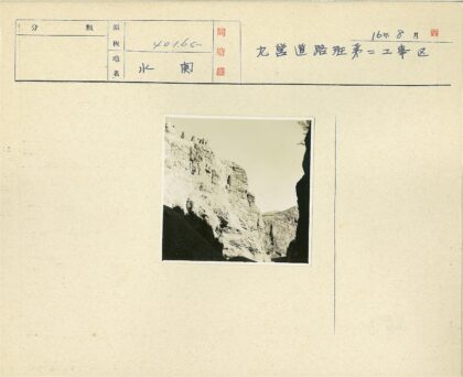 悬崖边人物远眺风景.jpg