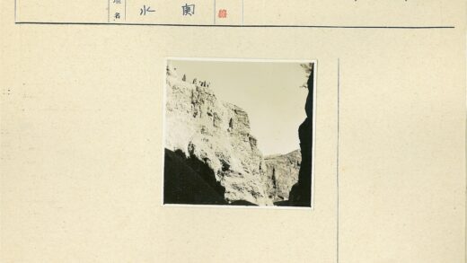 悬崖边人物远眺风景.jpg
