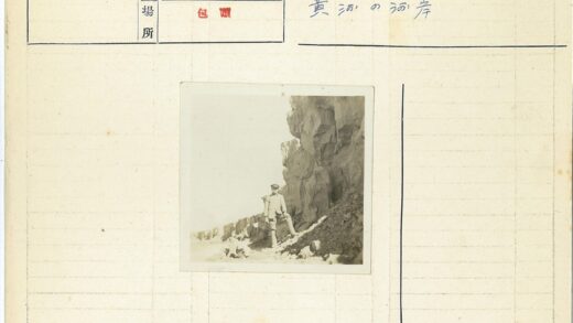 悬崖边男子远眺.jpg