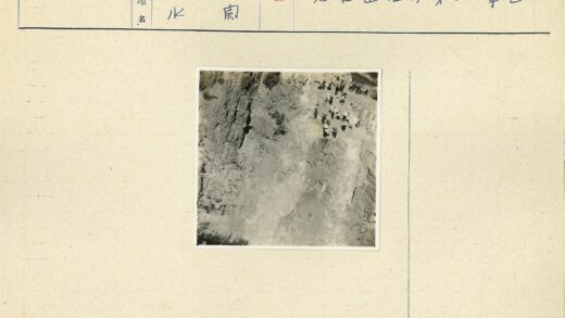悬崖边的稀疏植被人群.jpg
