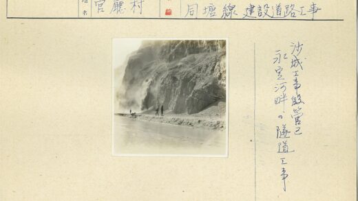 悬崖边行走的尘埃雾景.jpg