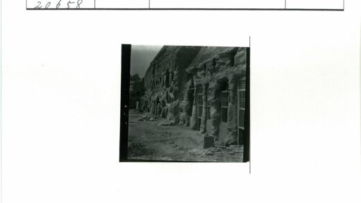 悬崖金属栅栏与岩石地貌.jpg