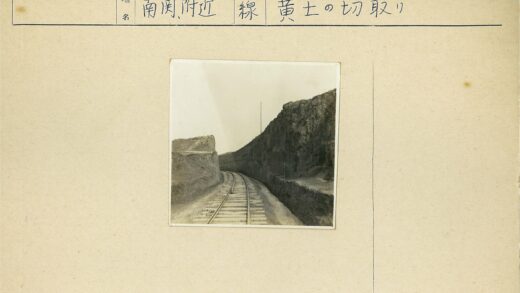 悬崖铁路穿行峡谷.jpg