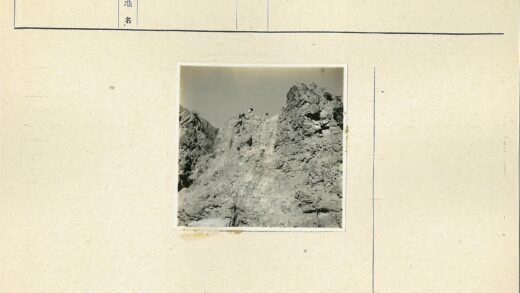 悬崖顶三人远眺.jpg