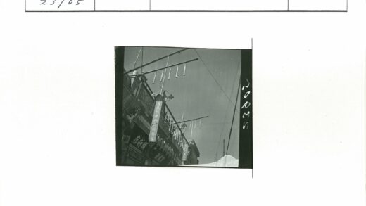 悬挂装饰的建筑景观晴空.jpg