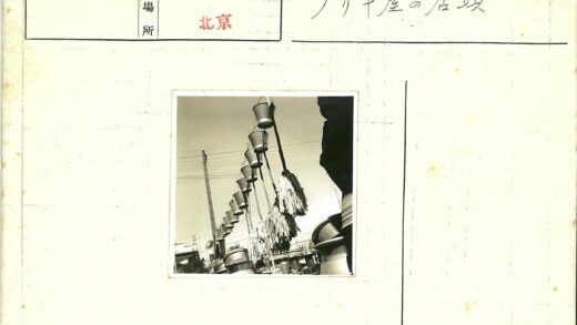 悬挂金属桶拖把的户外场景.jpg