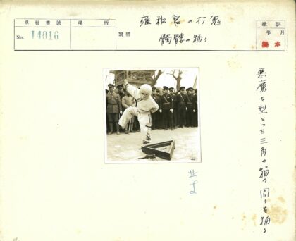 戏曲表演者在军营演出.jpg