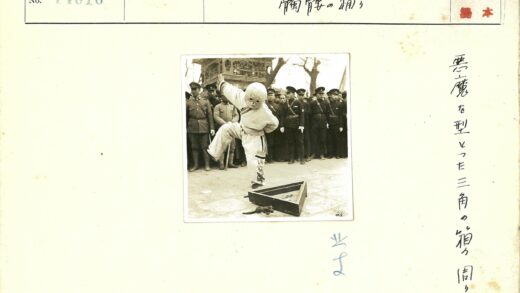 戏曲表演者在军营演出.jpg