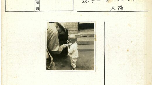 成人递物给孩童的砖阶瞬间.jpg