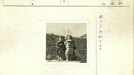成年人与两孩石墙前合影.jpg