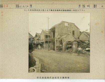 战后废墟中的街景.jpg