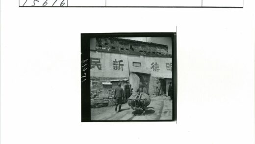 战后街景与推车行人.jpg