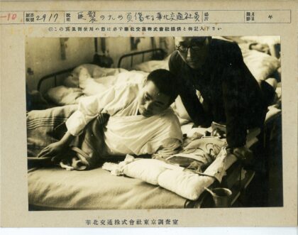 战地医院中的伤员与战友.jpg