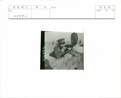 战地士兵瞄准掩体射击.jpg