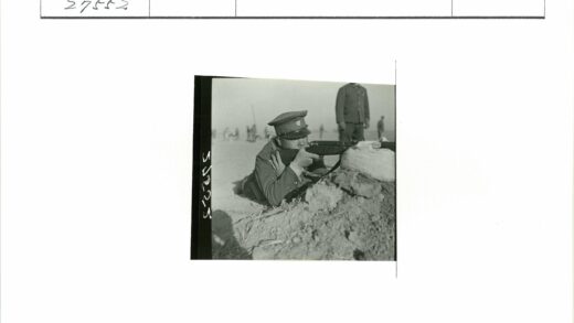 战地士兵瞄准掩体射击.jpg