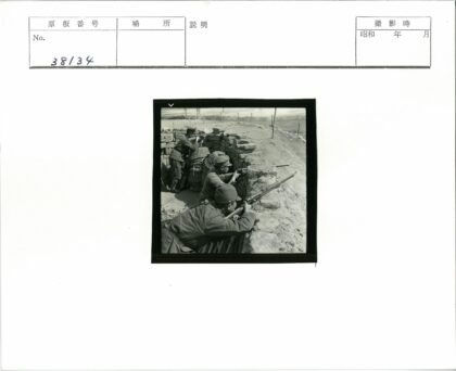 战壕中士兵瞄准步枪.jpg
