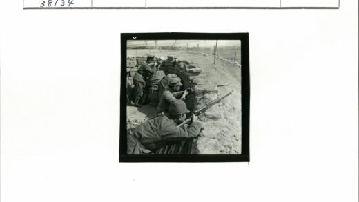 战壕中士兵瞄准步枪.jpg