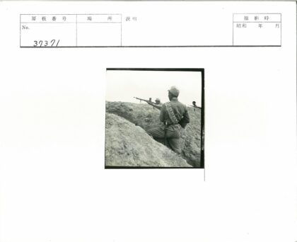 战壕中的士兵持枪站岗.jpg