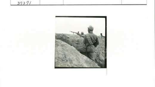 战壕中的士兵持枪站岗.jpg