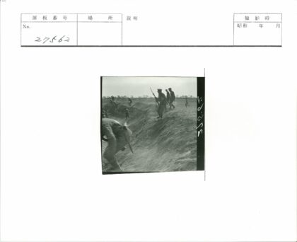 战壕中的士兵行军.jpg