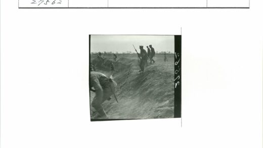 战壕中的士兵行军.jpg