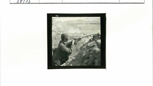 战壕士兵山地瞄准训练.jpg
