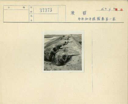 战壕士兵瞄准水域战场.jpg