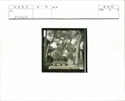 战士与动物石像古建筑前.jpg