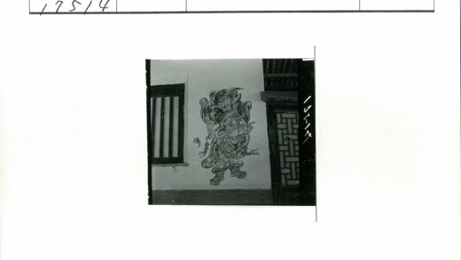 战士壁画与铁窗木门.jpg
