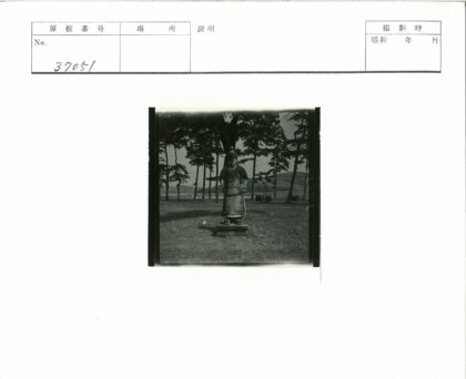 战士雕像与自然风光.jpg