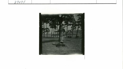 战士雕像与自然风光.jpg
