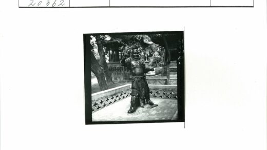 战士驻守传统建筑庭院.jpg