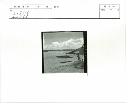 战损桥梁与士兵河岸场景.jpg
