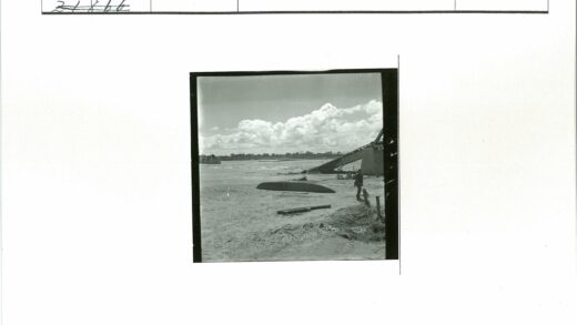 战损桥梁与士兵河岸场景.jpg