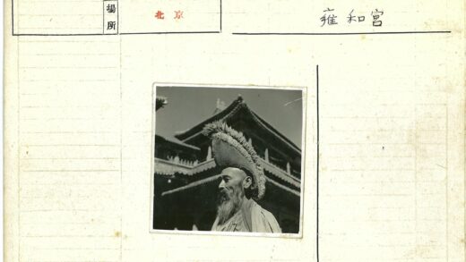 戴华丽帽子的老人与传统建筑.jpg