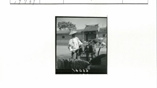 戴圆锥帽倒液体的乡村场景.jpg