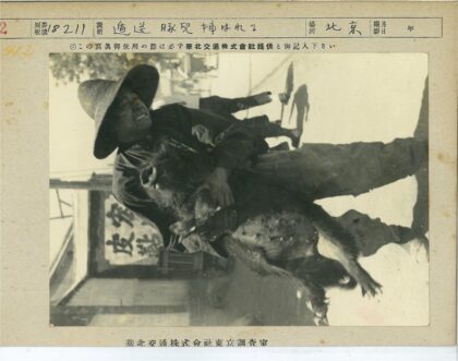 戴圆锥帽抱猪街头人物.jpg