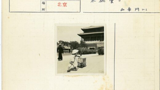 戴圆锥帽推车人行走传统街道.jpg