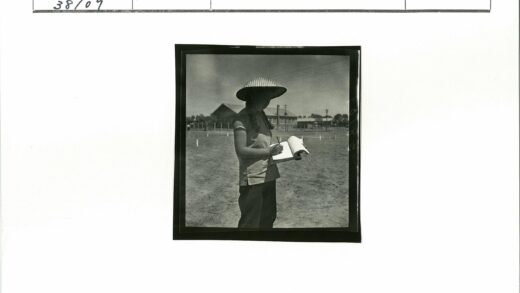 戴圆锥帽男子户外写生.jpg