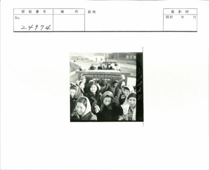 戴头巾穿大衣人群车后合影.jpg