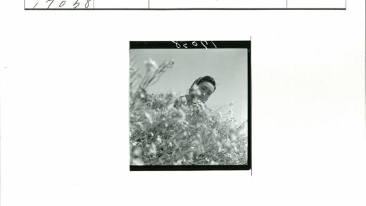 戴头巾者立于高植晴空下.jpg