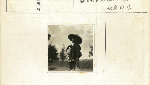 戴宽边帽提袋田野风光.jpg