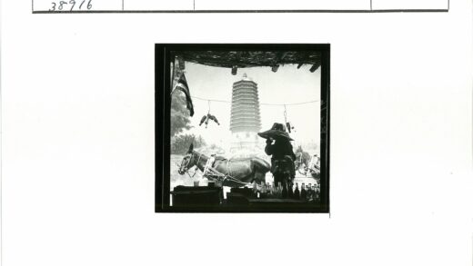 戴宽边帽者与马车高塔景.jpg