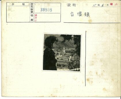 戴帽人剪影俯瞰传统村庄与佛塔.jpg