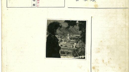 戴帽人剪影俯瞰传统村庄与佛塔.jpg