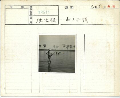 戴帽人持棍浅水观泳群.jpg