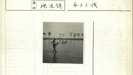 戴帽人持棍浅水观泳群.jpg