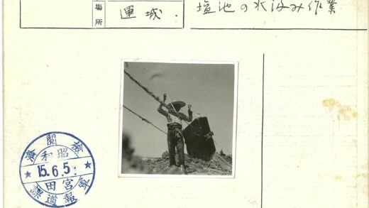 戴帽人持绳站水桶旁晴空下.jpg